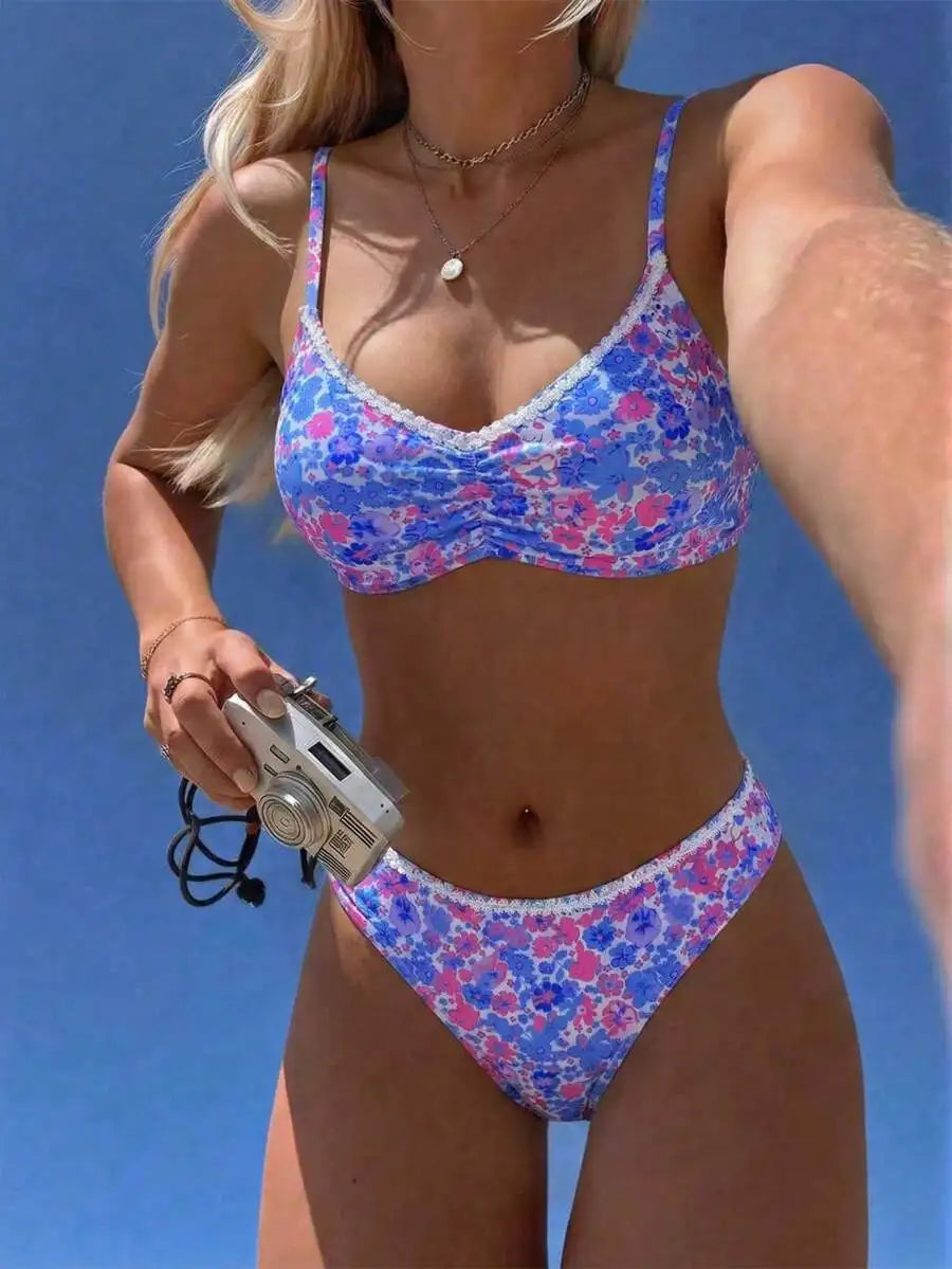 Ruched Ditsy Floral Bikini Set With Scalloped Lace Trim For Summer Beach Getaway