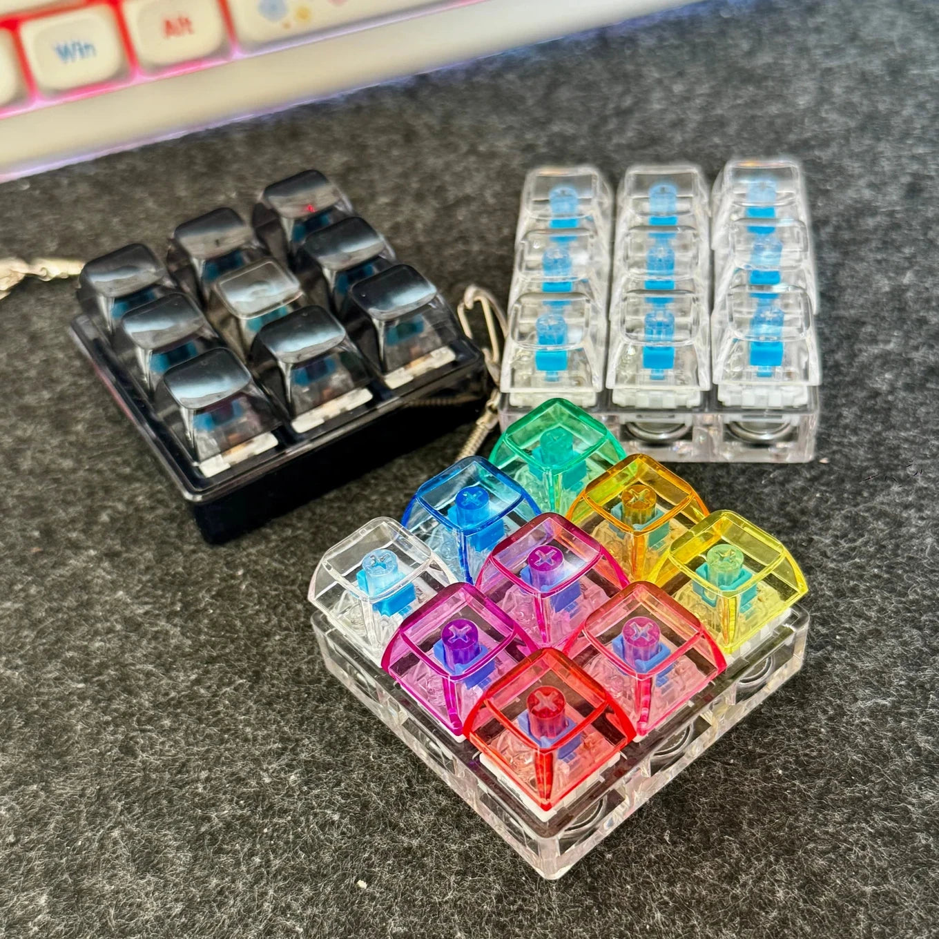 LED Keyboard Fidget Keychain 4/9 Keys Clicker Light Up Button Stress Relief Key Chain for Office Desk Finger Exercise Keycap